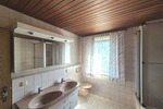 Vielseitiges Zweifamilienhaus mit Gewerbemöglichkeit, zahlreichen Stellplätzen u. idyllischem Garten - Zweifamilienhaus Friedelhausen Friedelhausen | Angebot:22137659